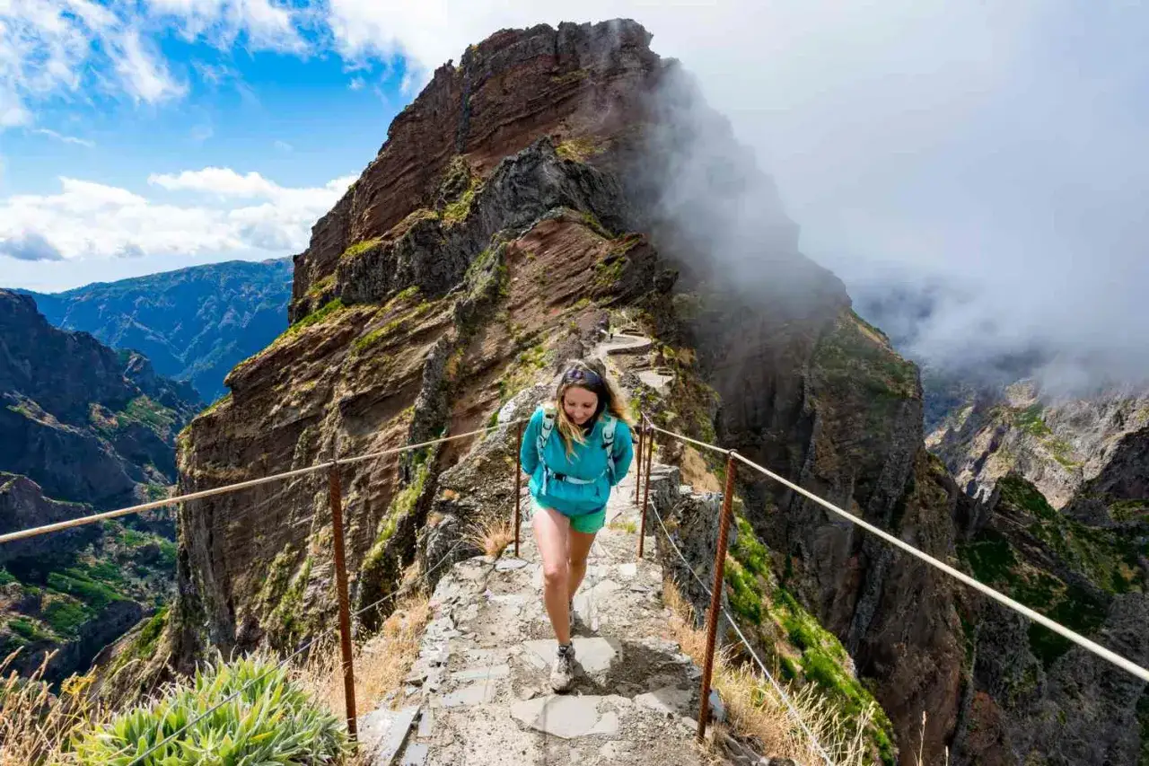 Wanderin auf Madeira: Ein Pfad mit Seilsicherung f&uuml;hrt &uuml;ber schroffe Berge. Perfekt f&uuml;r deine 1 Woche Madeira Tipps!