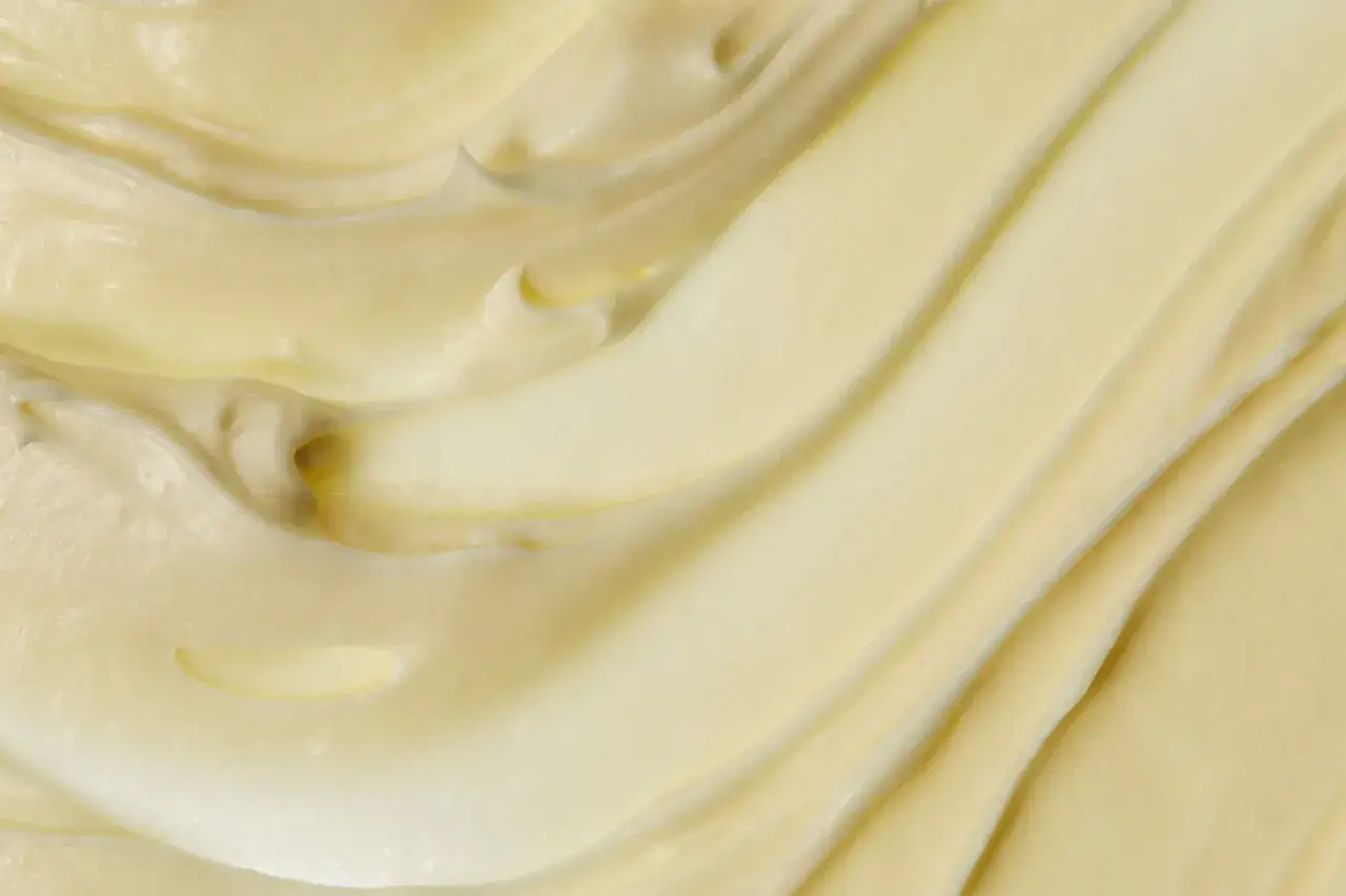 Texture cremosa e liscia, color giallo pallido, che ricorda il burro di karit&egrave;. Attenzione alle controindicazioni per pelli sensibili.