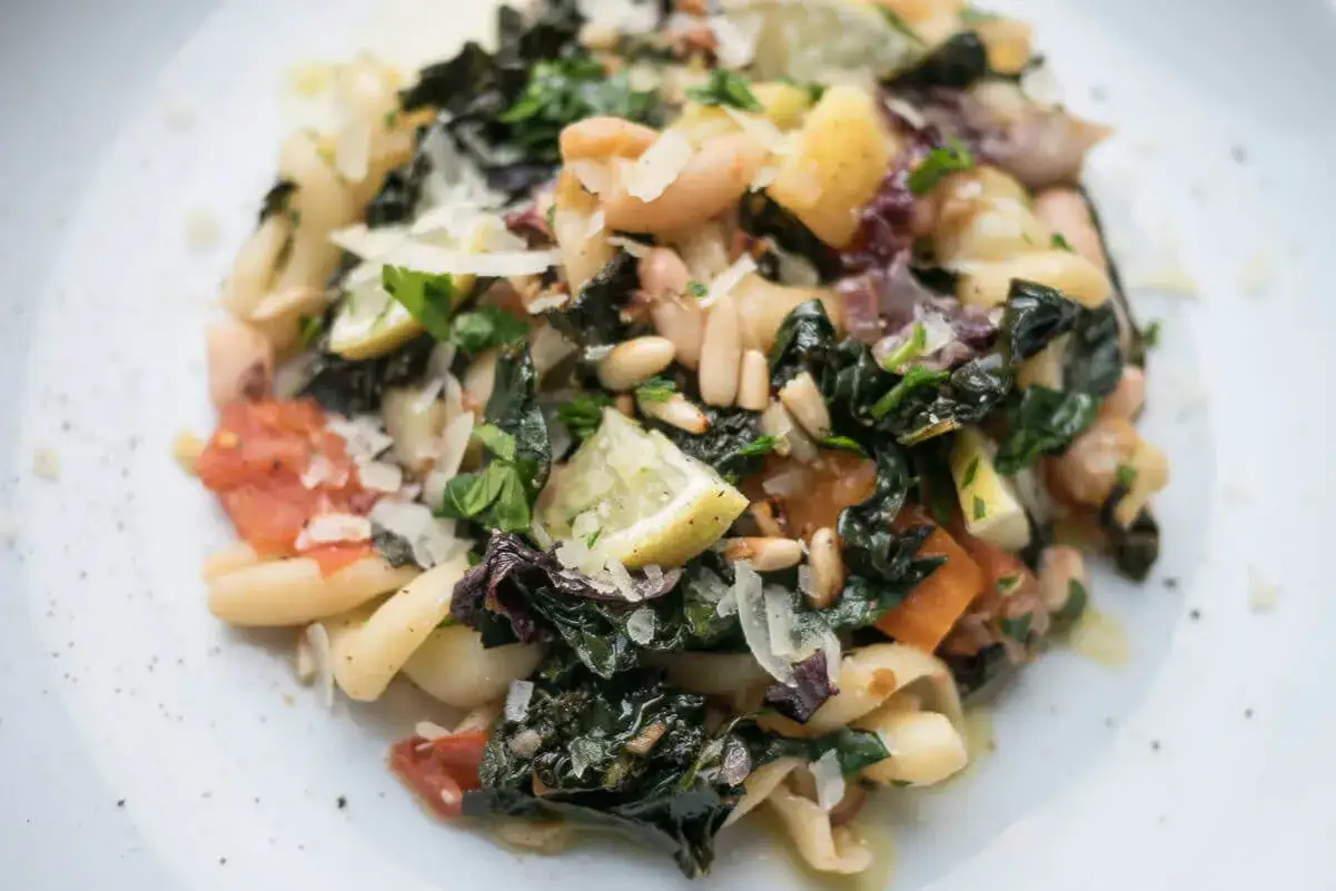Pasta mit Gr&uuml;nkohl, wei&szlig;en Bohnen und Pinienkernen. Ein einfaches, aber k&ouml;stliches italienisches palmkohl rezept.