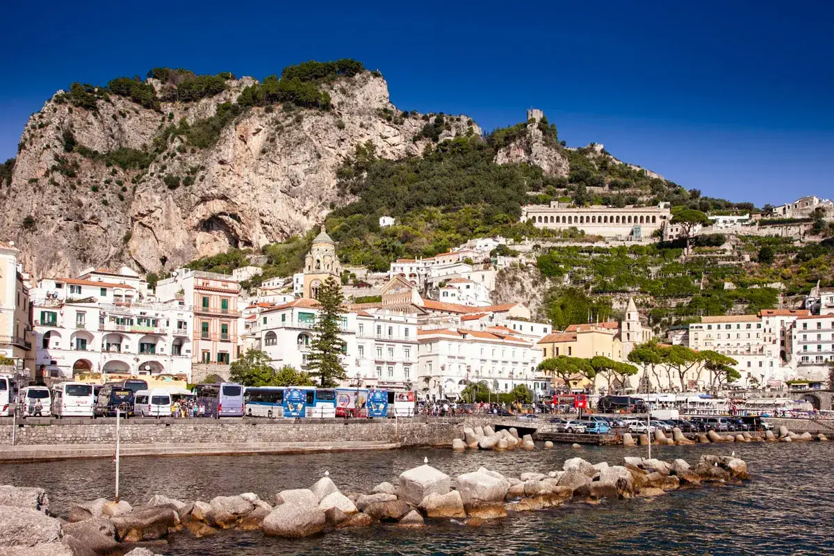 Amalfi: cosa vedere in un giorno. La costa, le case bianche aggrappate alla roccia e il mare blu.