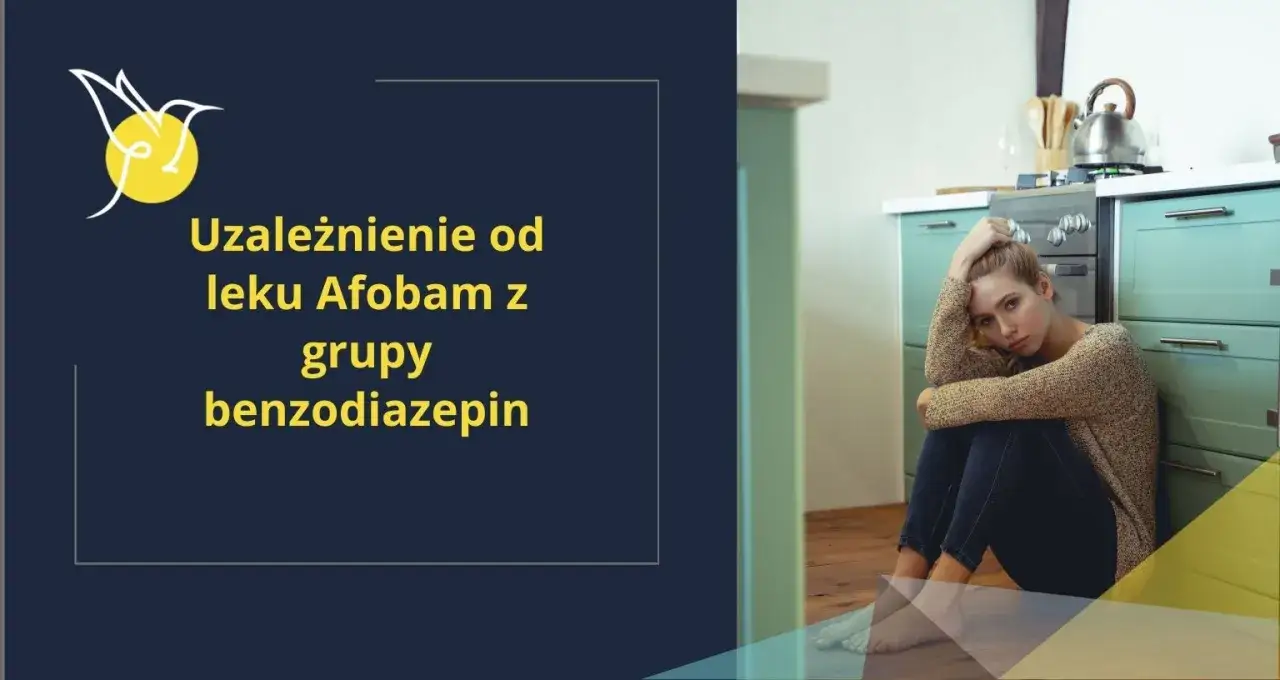 Smutna kobieta siedzi na podłodze w kuchni, zmagając się z uzależnieniem od leku Afobam.