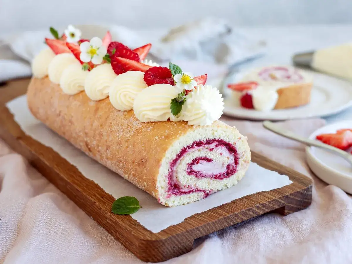 En vacker rullt&aring;rta med gr&auml;dde, jordgubbar och hallon. Perfekt f&ouml;r ett somrigt fika, detta rullt&aring;rta recept &auml;r en favorit.