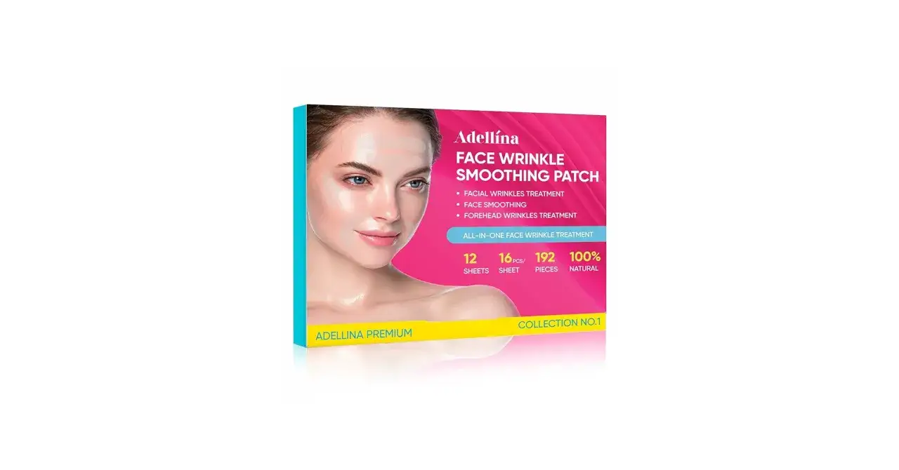 Kobieta z plastrami na czole, które redukują zmarszczki. Opakowanie kosmetyku Adelina Face Wrinkle Smoothing Patch.