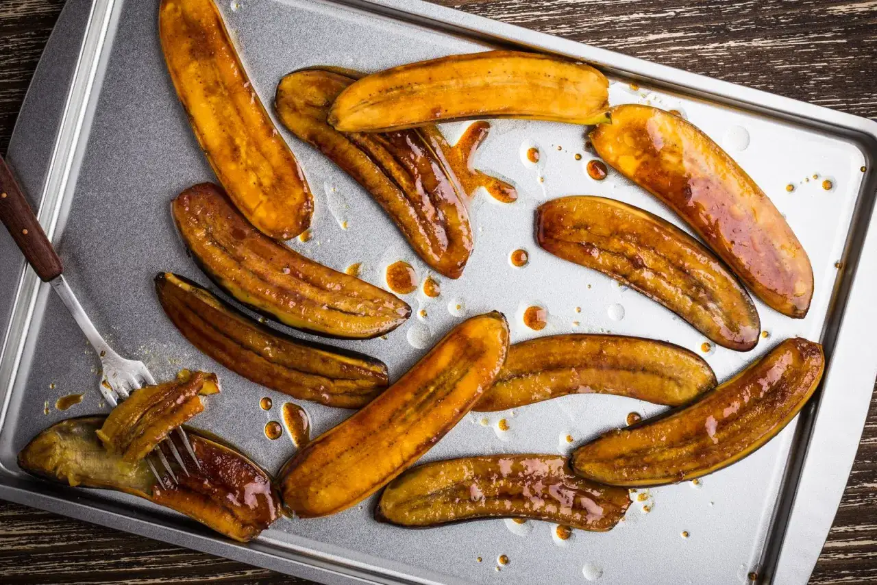 Banane mature caramellate su teglia. Un'idea golosa su cosa fare con banane mature, pronte per essere gustate.