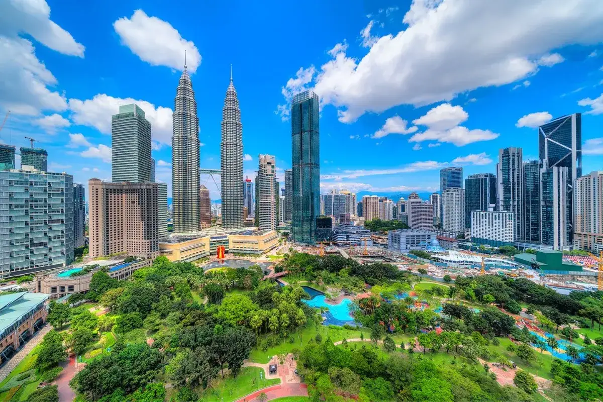 Petronas Towers und gr&uuml;ne Parks in Kuala Lumpur, ein Highlight f&uuml;r jede Malaysia Rundreise auf eigene Faust.