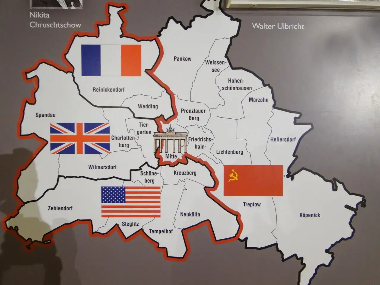 Mapa Berlina z podziałem na sektory okupacyjne. Francja, Wielka Brytania i USA zajmują zachodnie dzielnice, ZSRR wschodnie. To historyczna arahja interpretacja.