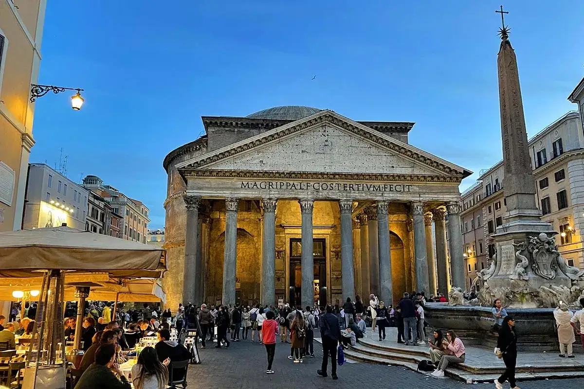 Pantheon i Rom, en folklig samlingsplats med uteserveringar, badar i kv&auml;llsljus. En p&aring;minnelse om en resa i november.