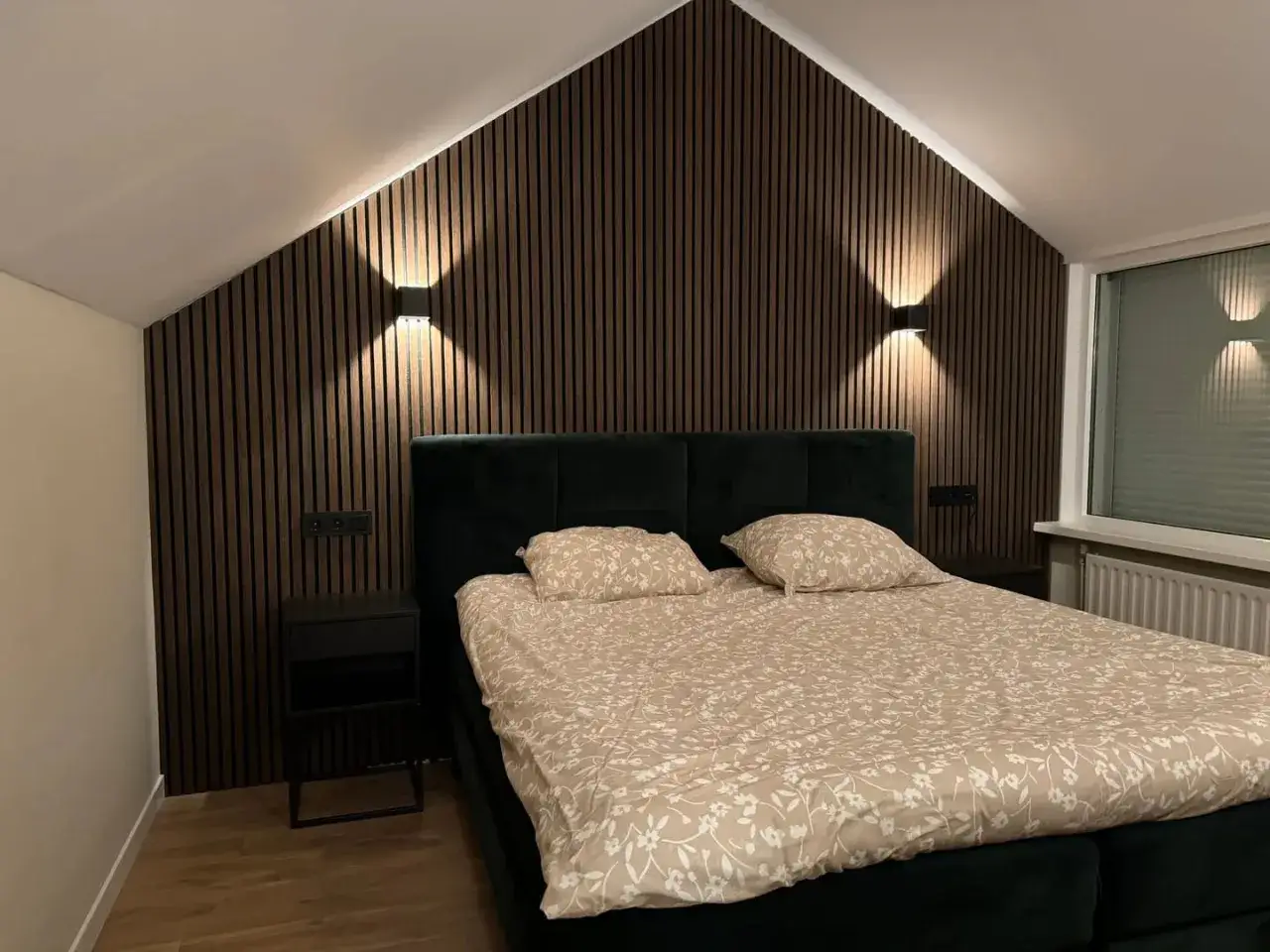 Gem&uuml;tliches Schlafzimmer mit Holzwand und indirekter Beleuchtung. Tolle Schlafzimmer Ideen f&uuml;r eine warme Atmosph&auml;re.