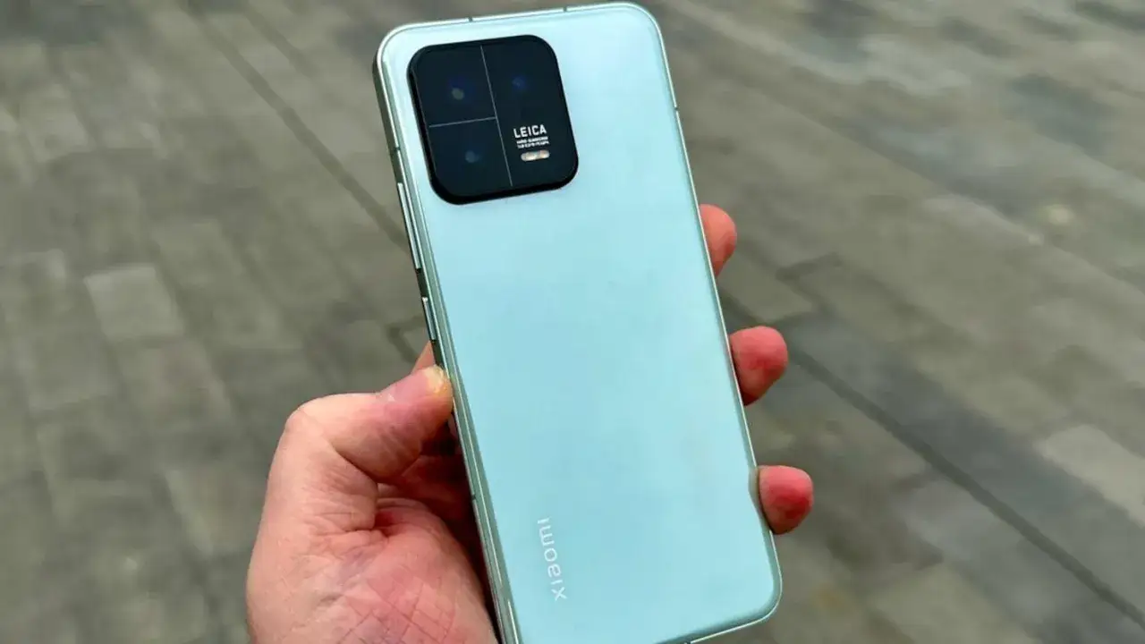 Jasny telefon Xiaomi z modułem aparatów Leica. Dowiedz się, jak wyłączyć telefon Xiaomi, naciskając przycisk zasilania.
