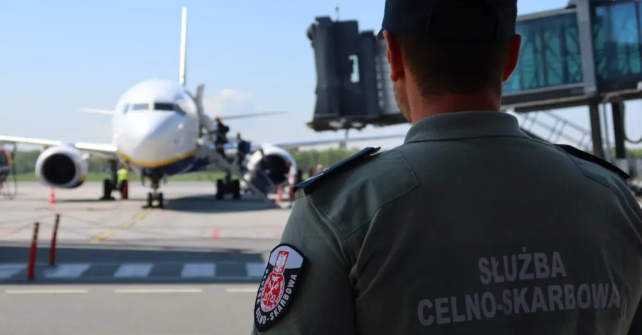 Funkcjonariusz Służby Celno-Skarbowej na lotnisku, czuwający nad bezpieczeństwem. Zarobki w tej służbie są adekwatne do odpowiedzialności.