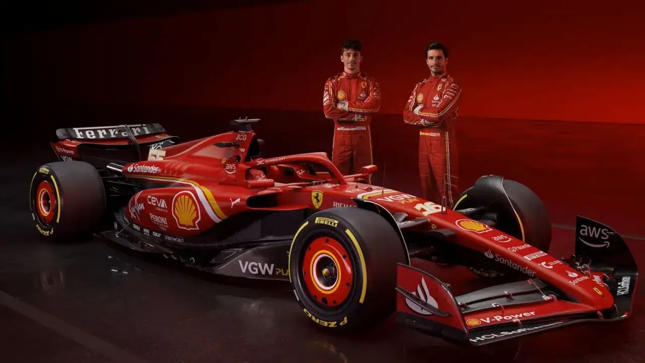 Carlos Sainz, con su edad de campe&oacute;n, posa junto a su monoplaza de Ferrari.