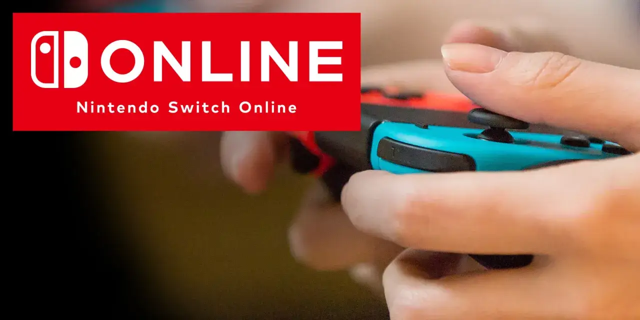 Dłonie trzymające kontrolery Joy-Con, gotowe do gry online na Nintendo Switch.