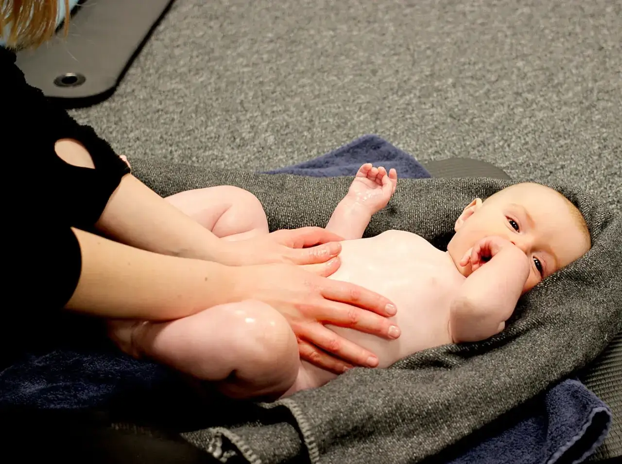 En bebis f&aring;r magmassage. F&ouml;rhoppningsvis hj&auml;lper det n&auml;r bebis pruttar mycket.
