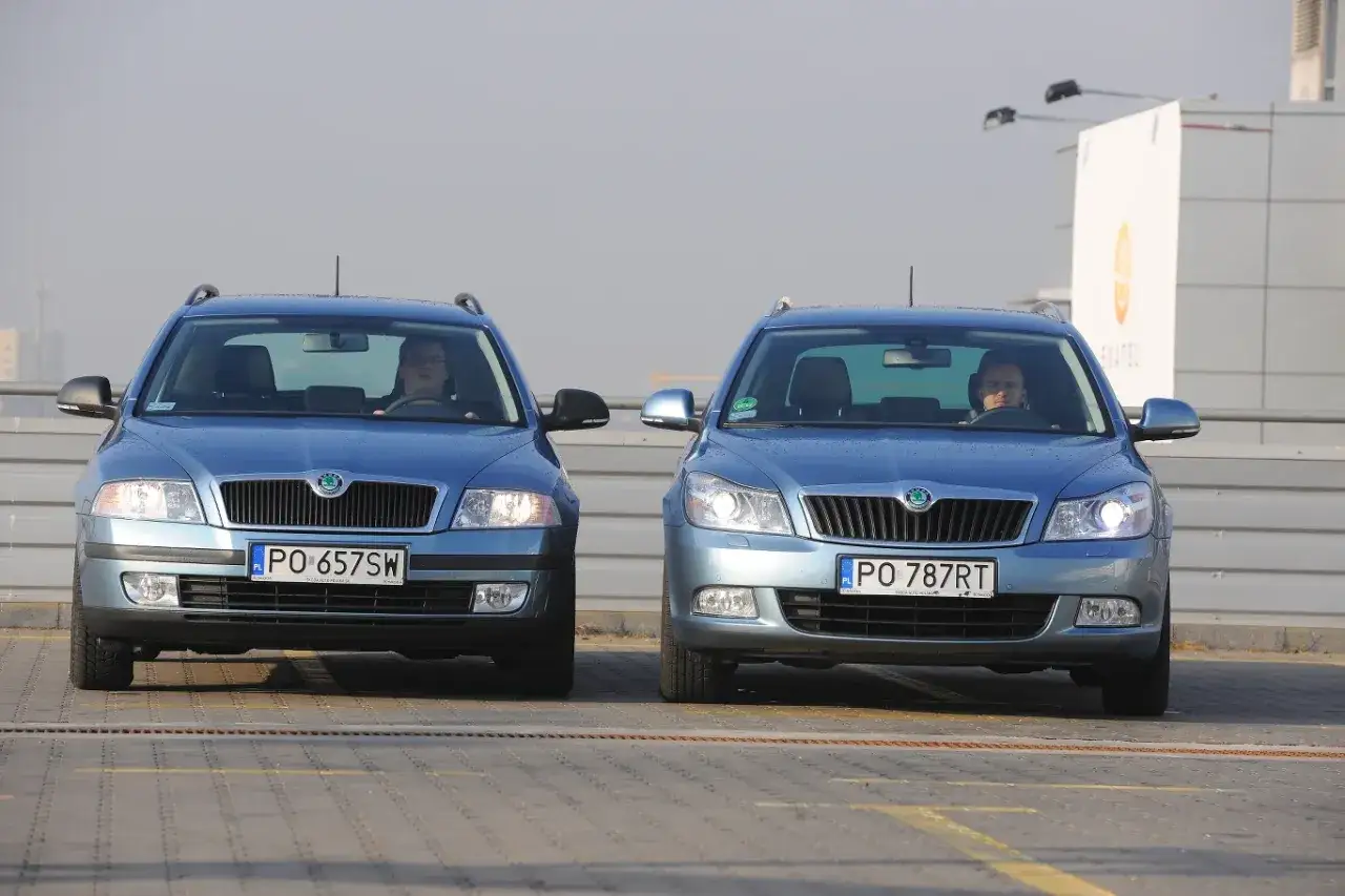 Dwie niebieskie Skoda Octavia 2 stoją obok siebie na parkingu.