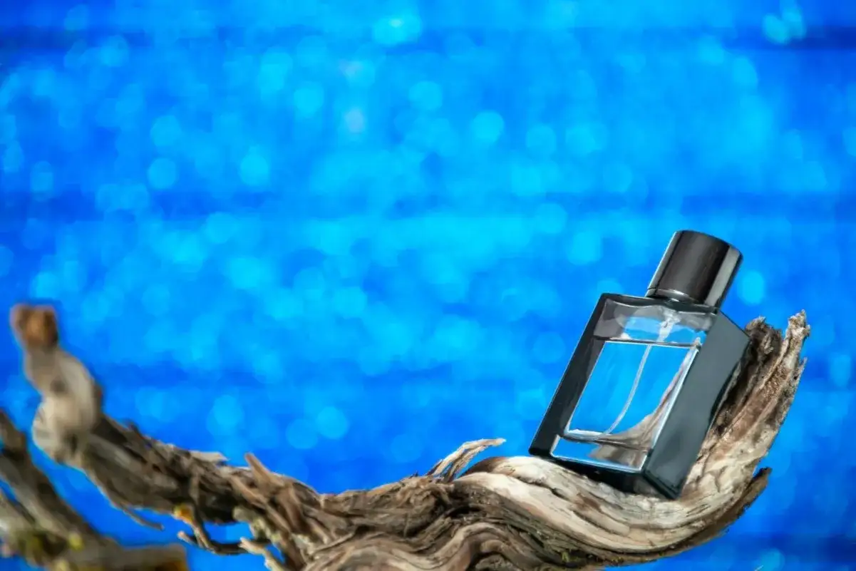 Elegancki flakon Acqua di Gio Profumo na tle błękitnych, iskrzących się fal.