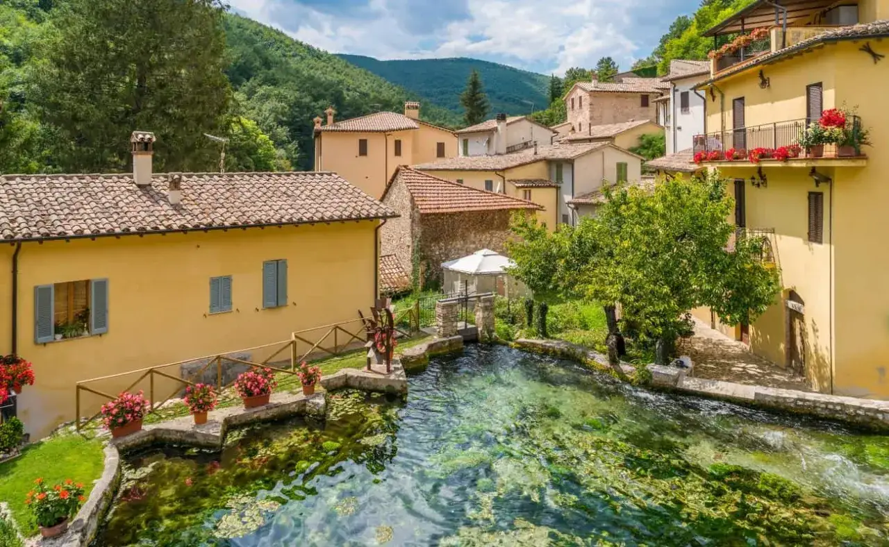 Un borgo incantevole con case gialle e un ruscello cristallino. Un luogo perfetto da scoprire tra le cose da vedere vicino Assisi.
