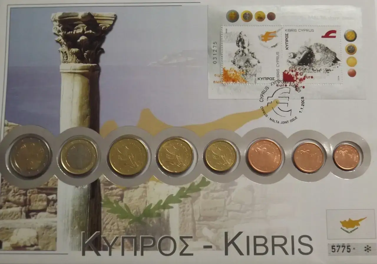 Kolekcja monet euro z Cypru, potwierdzająca, że na Cyprze jest euro. Widoczne antyczne kolumny i greckie wzory.
