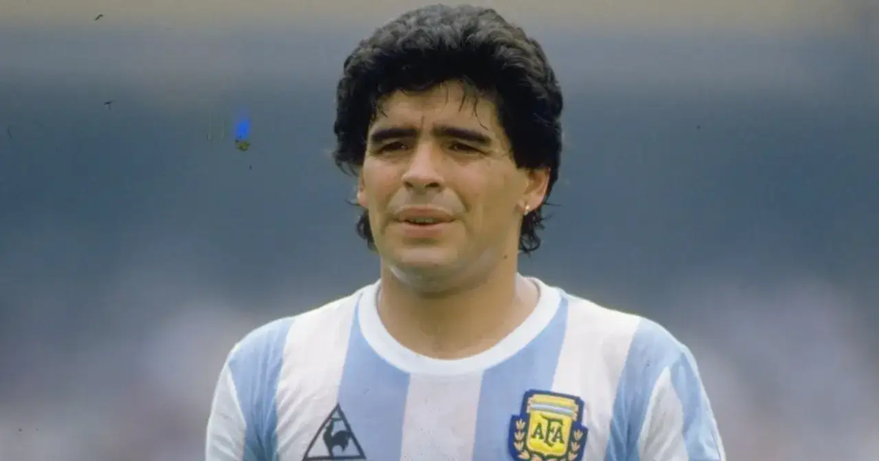 Diego Maradona w koszulce Argentyny, ikona futbolu, której **diego maradona statystyki** budzą podziw.