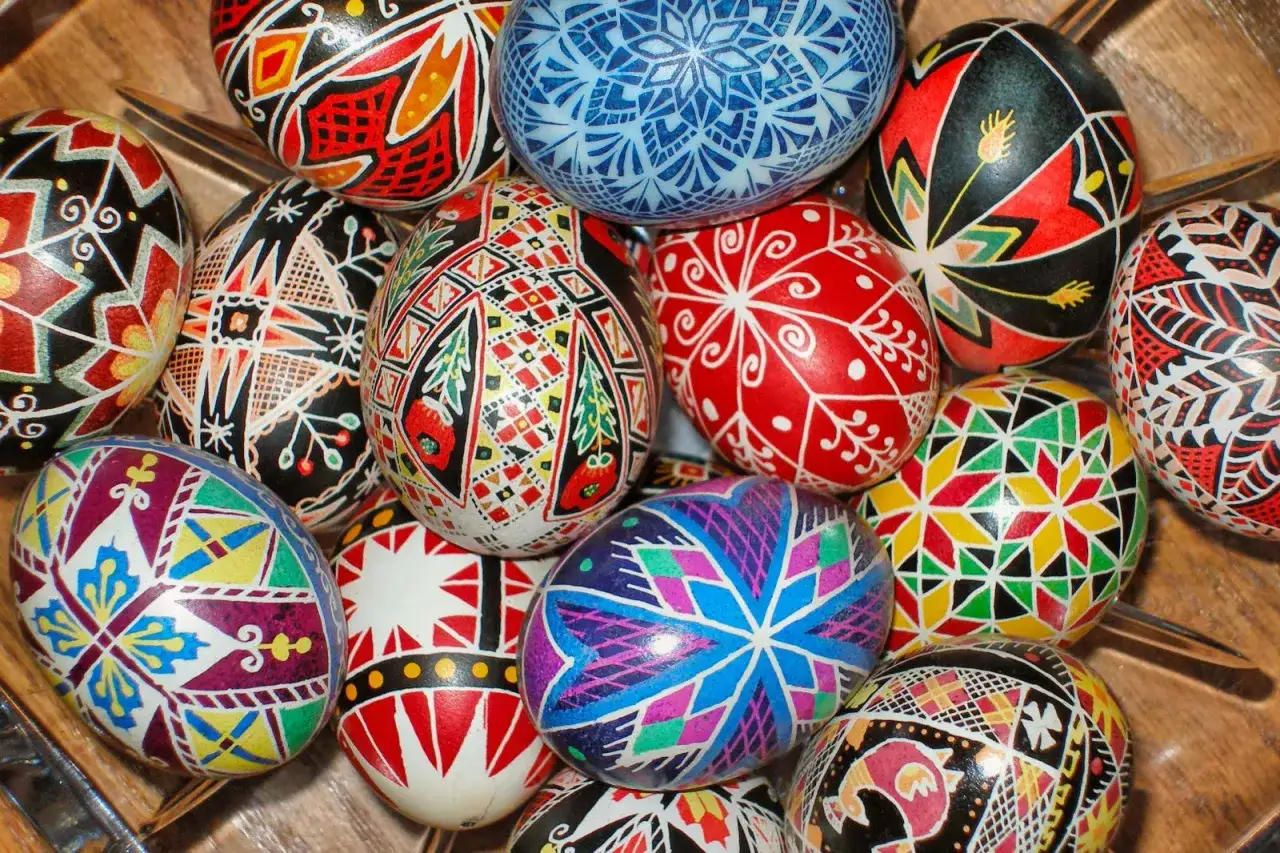 Bunte, handbemalte Ostereier, wie sie zu Ostern in der Ukraine &uuml;blich sind, mit komplexen Mustern und leuchtenden Farben.