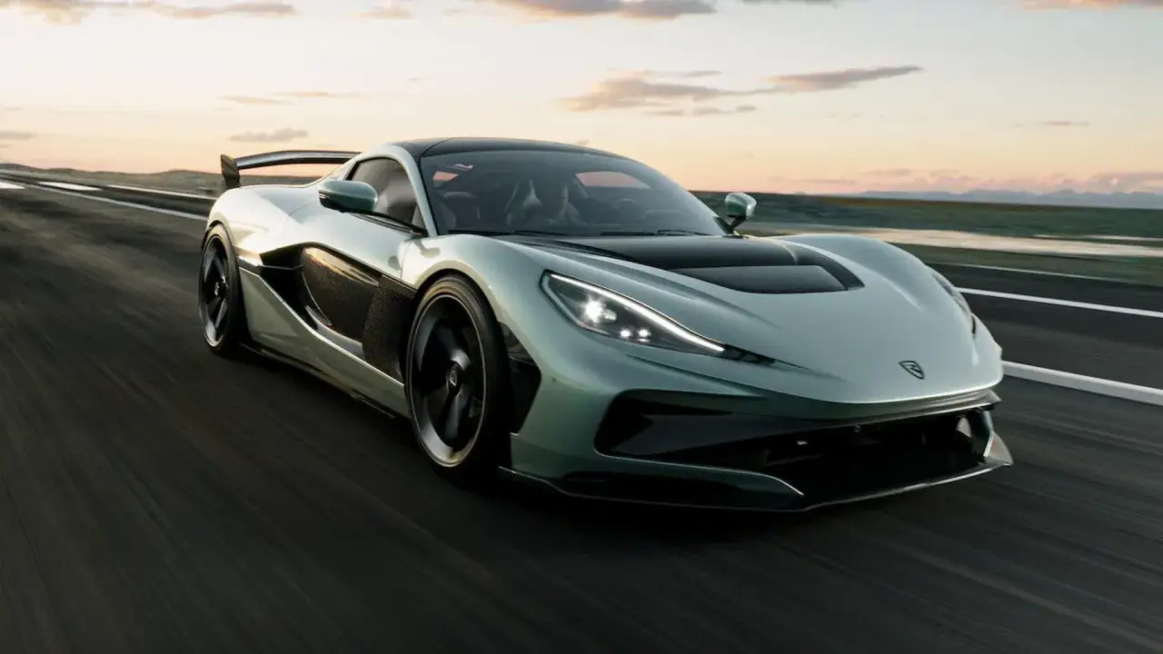 Ein mintgr&uuml;ner Rimac Nevera rast auf einer Stra&szlig;e. Der Rimac Nevera Preis ist hoch, aber die Leistung ist un&uuml;bertroffen.