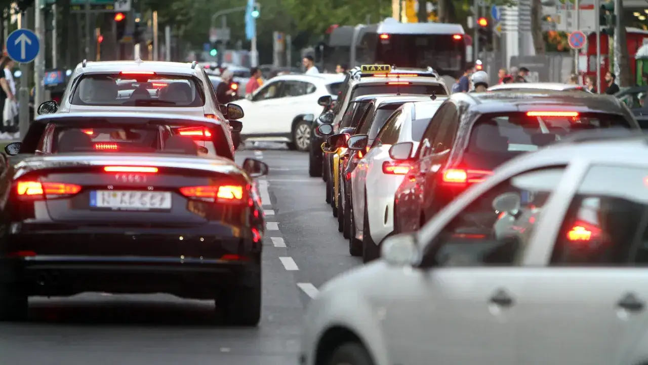Stau auf der Stra&szlig;e, viele Autos stehen dicht an dicht. Hoffentlich ist niemand bei rot geblitzt.