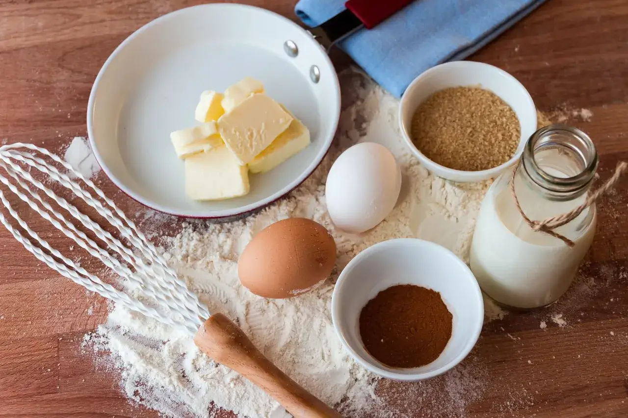 Składniki do pieczenia: masło, jajka, mąka, cukier brązowy, mleko i cynamon. Idealne do przygotowania pysznych przepisów na dietę bez glutenu, nabiału i cukru.