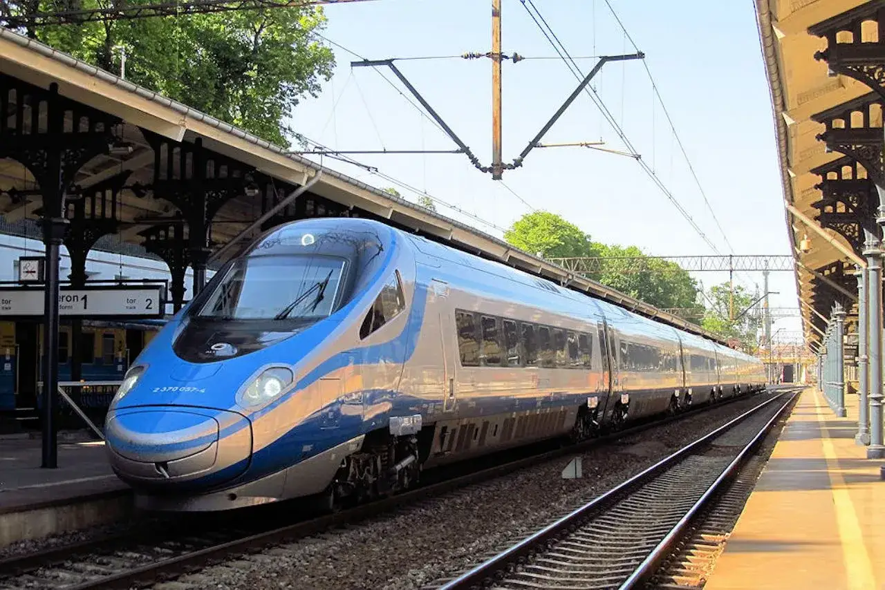 PKP Pendolino na stacji, gotowe do podróży nad morze. Sprawdź rozkład jazdy z Zielonej Góry!