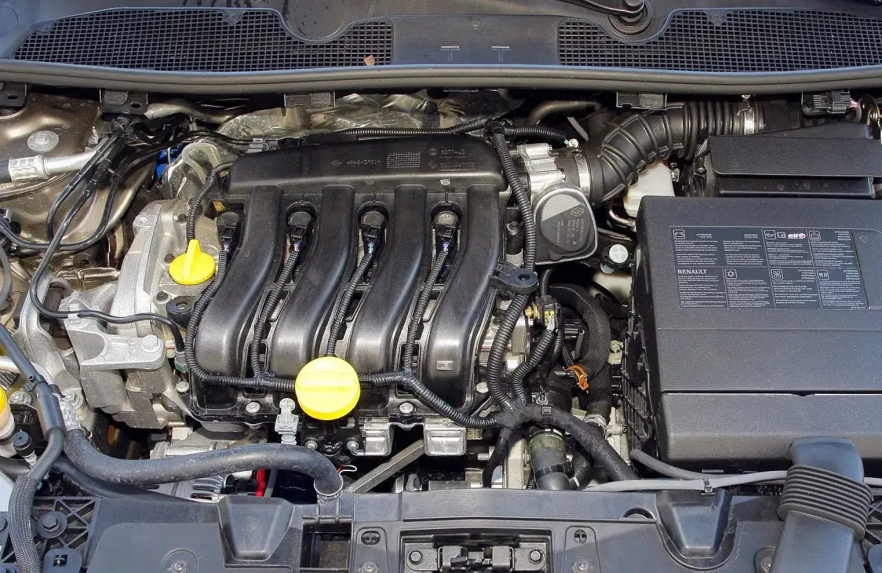 Silnik Renault Megane 3. Widoczny kolektor dolotowy, cewki zapłonowe i żółte korki.