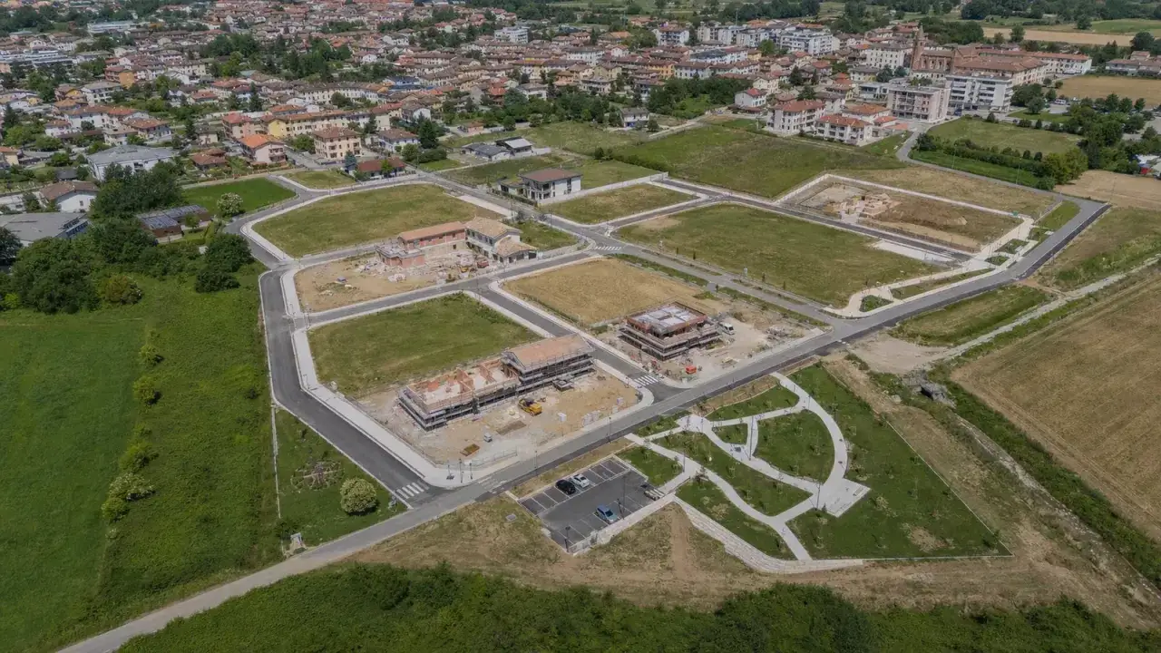 Nuovo quartiere residenziale in costruzione, con edifici in fase di edificazione e lotti di superficie fondiaria pronti per lo sviluppo.