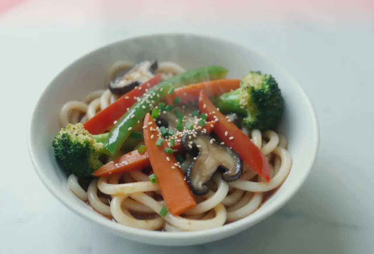 Pyszny makaron udon z warzywami: brokułami, marchewką, papryką i grzybami shiitake. Idealny przepis na szybki obiad.