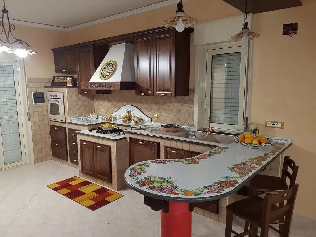 Cucina con piano in pietra lavica: pro e contro da valutare per un top resistente e di design.
