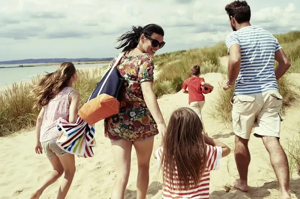 rodzina na plaży, para na plaży, grupa znajomych nad morzem