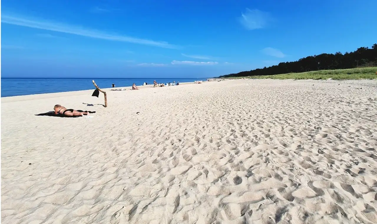 Słoneczna plaża w Dąbkach, idealne miejsce na relaks. Piasek, morze i cisza - to główne dąbki atrakcje.