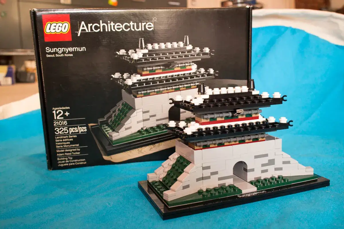 Zestaw LEGO Architecture pozwala zbudować Sungnyemun, bramę z Seulu. Idealny pomysł, co zbudować z klock&oacute;w!