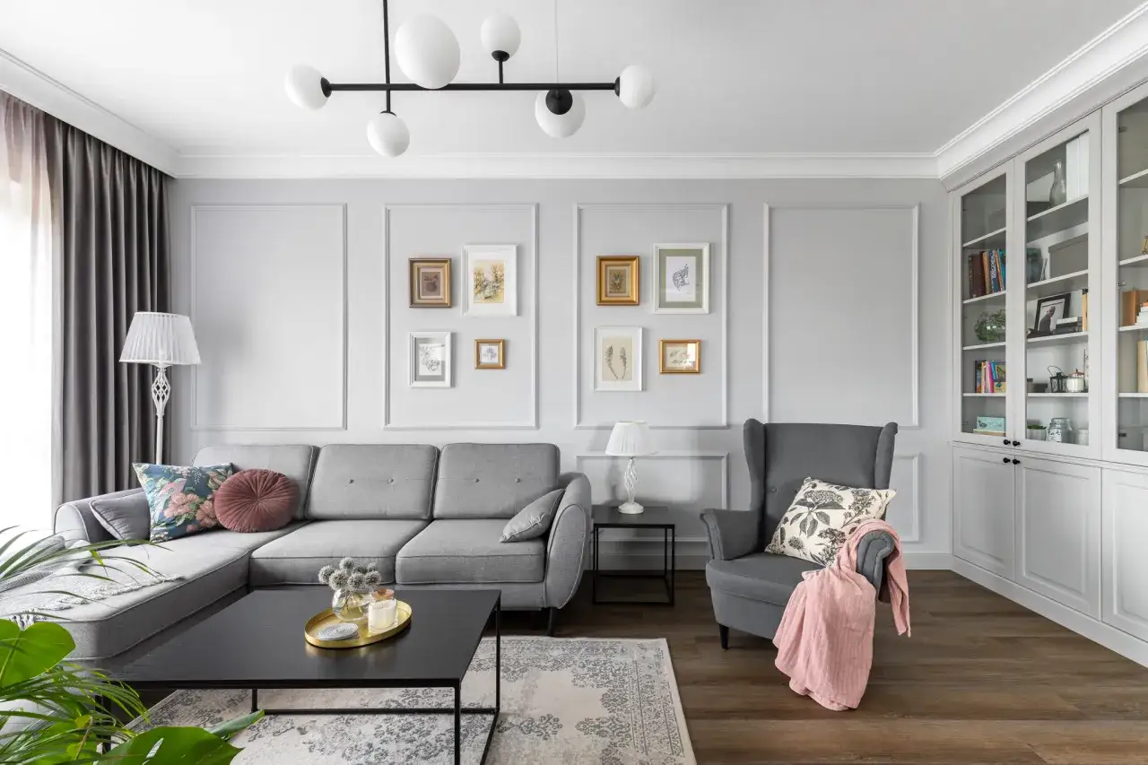 inspiracje kolorystyczne szary salon ciepłe akcenty