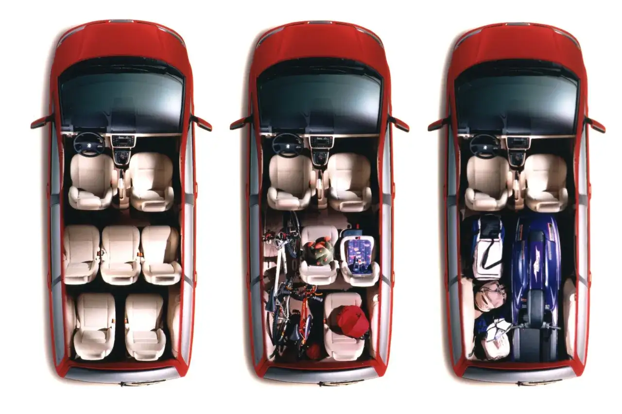 Vista a&eacute;rea de tres SEAT Alhambra mostrando sus amplias medidas y versatilidad: vac&iacute;o, con bicicletas y equipaje, y con equipaje deportivo.