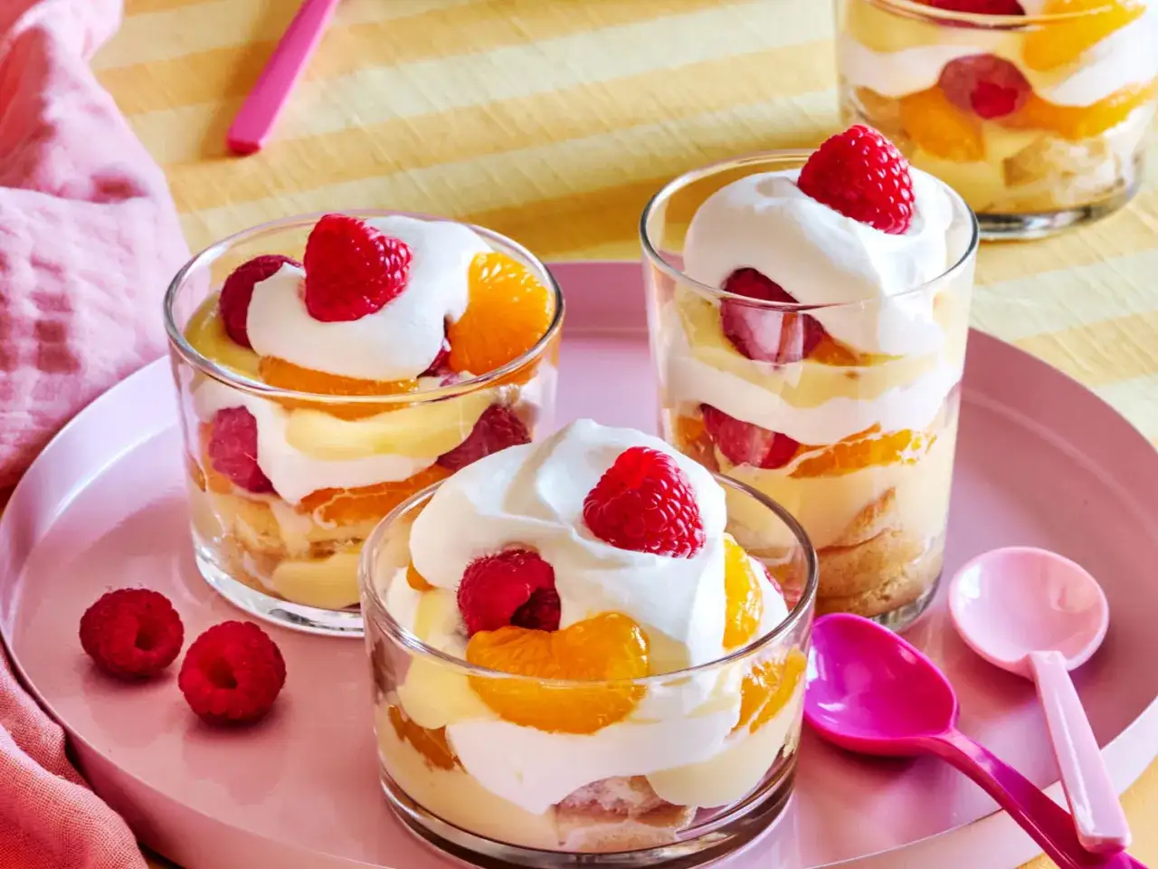 Cr&egrave;me dessert rapide sans cuisson : des verrines gourmandes aux fruits et chantilly, parfaites pour un go&ucirc;ter improvis&eacute;.