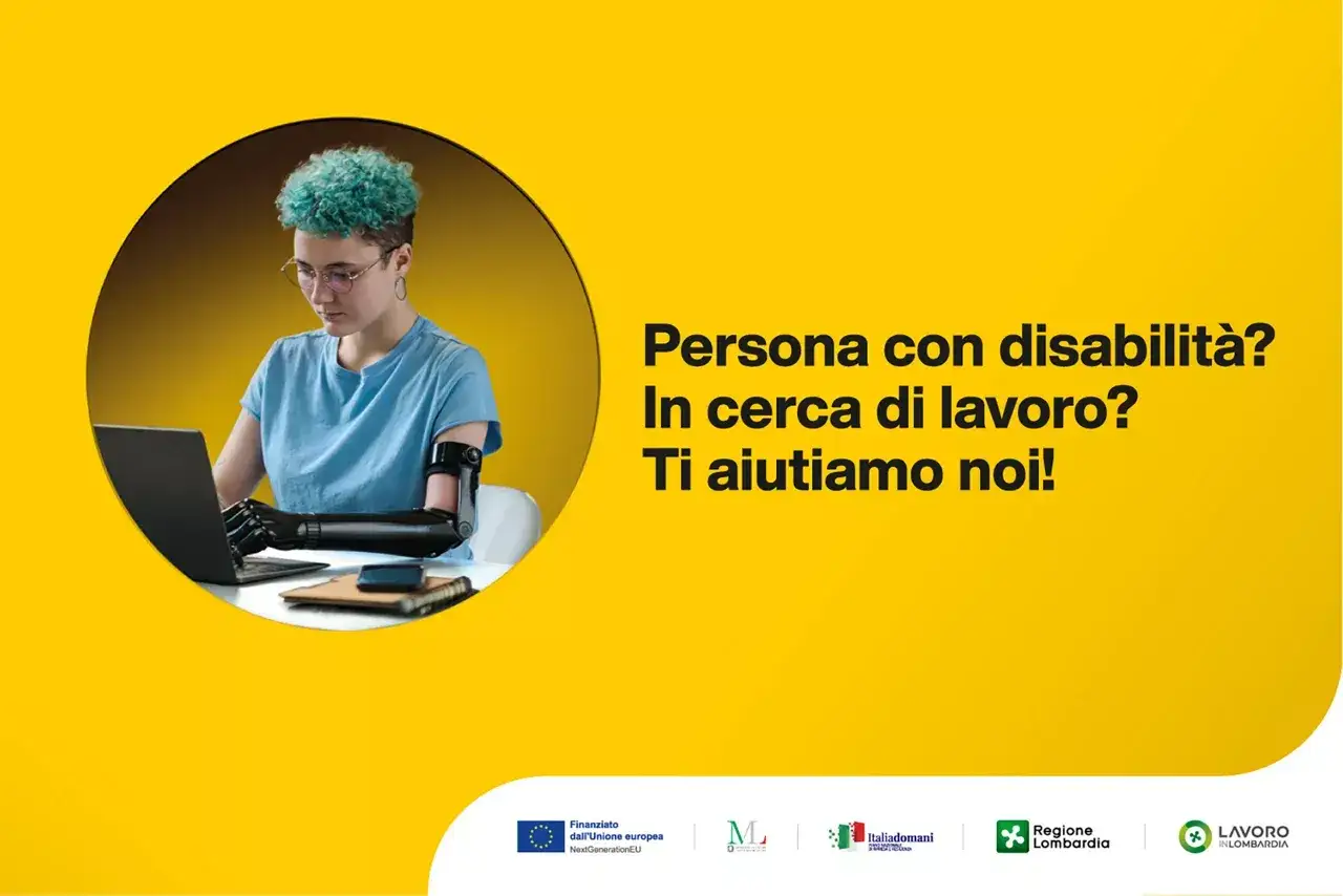 Giovane con protesi al braccio lavora al laptop, supportato dalla legge 68/99 per l'inclusione lavorativa.