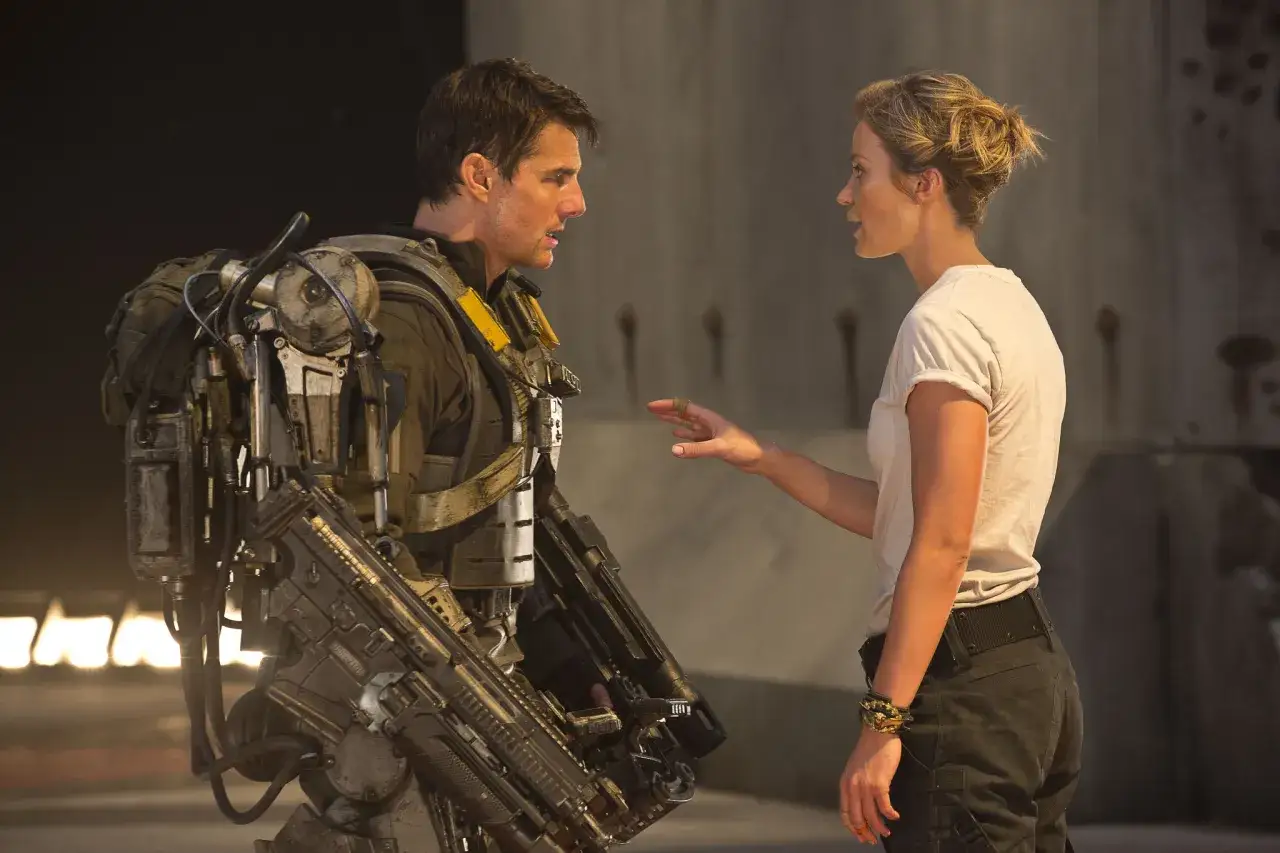 Tom Cruise i Emily Blunt i sina roller i Edge of Tomorrow. Han bär en tung exoskelett-dräkt med vapen.