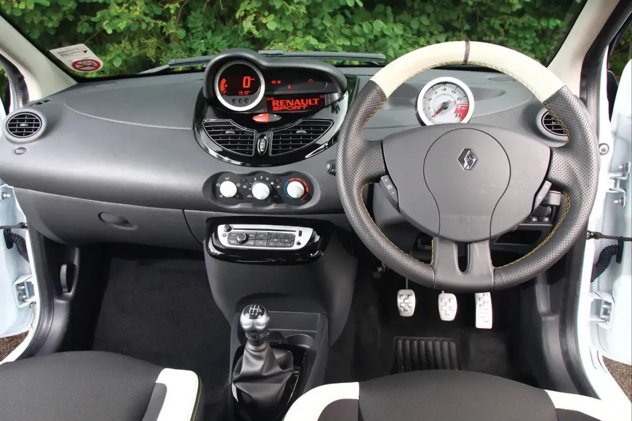 Wnętrze sportowego Twingo RS: kierownica, deska rozdzielcza z cyfrowym wyświetlaczem i radiem, dźwignia zmiany biegów.
