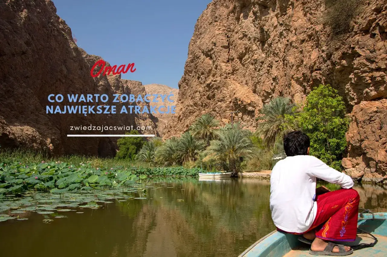 Oman państwo. Mężczyzna w łodzi podziwia bujną roślinność i skaliste wąwozy.
