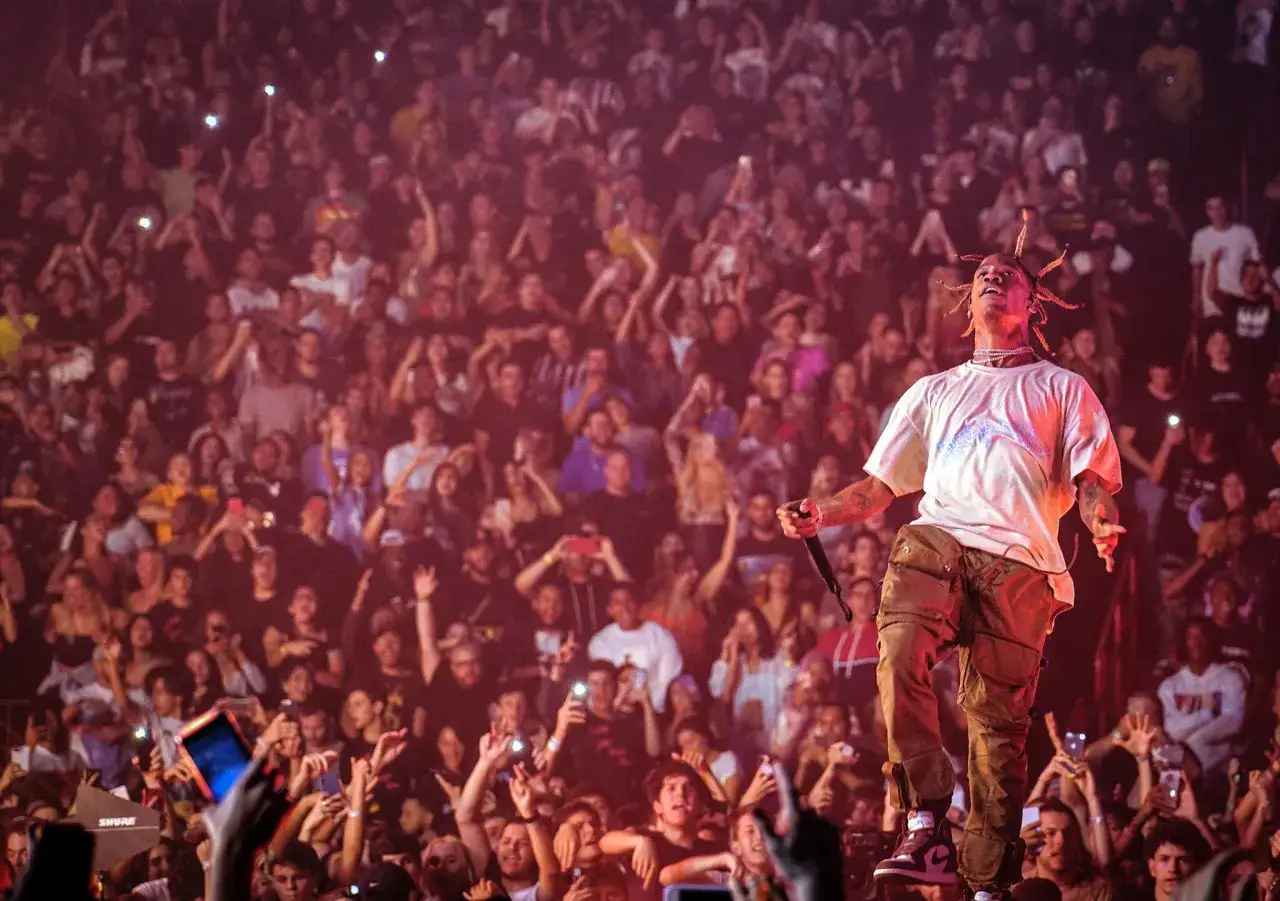 Travis Scott na koncercie, tłum szaleje, a on śpiewa. Czy Travis Scott żyje? Tak, i to jak!