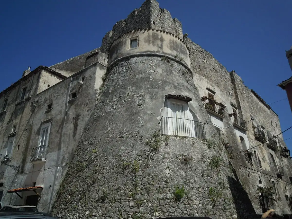 Antico castello a Vico del Gargano, con un vicolo del bacio che si apre tra le sue mura.