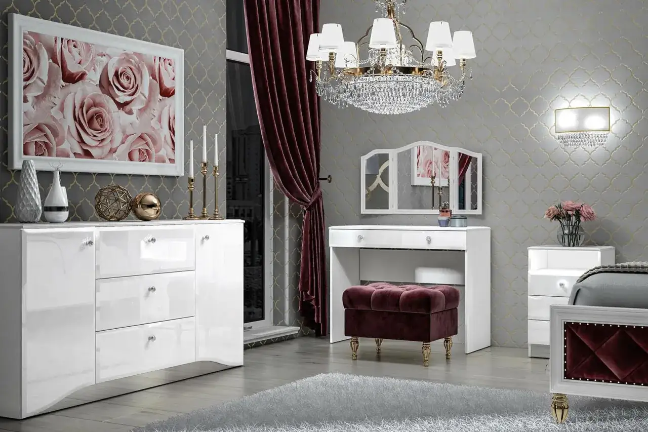 Elegancka toaletka w sypialni aranżacje: biała toaletka z pufą, lustrem, komodą i obrazem z różami.