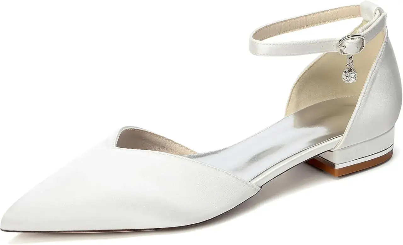 Scarpe sposa bianche in raso con cinturino alla caviglia e un piccolo ciondolo scintillante. Eleganza per il giorno più bello.