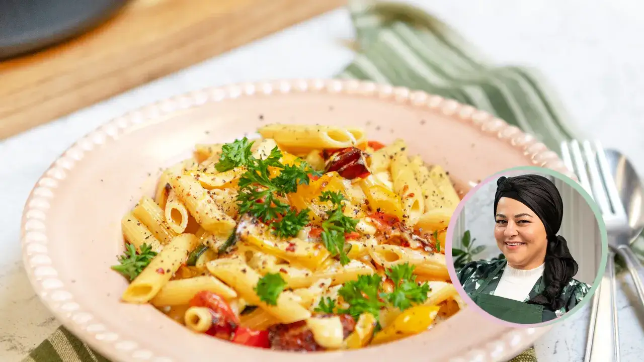 En krämig pasta i ugn, allt i ett, med grönsaker och färska örter. En glad kock ler i ett cirkulärt fönster.