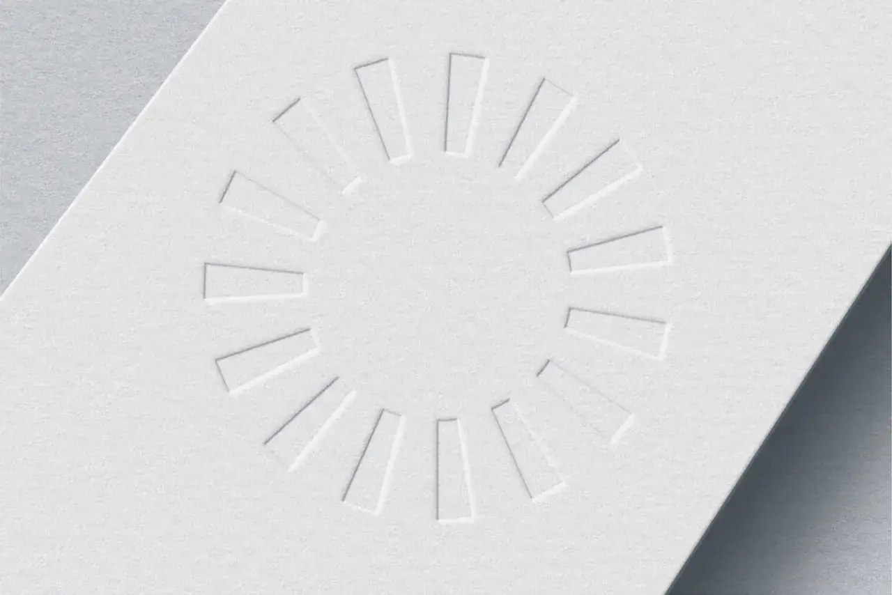 Papel texturizado blanco con un relieve circular de rayos, ideal para un dise&ntilde;o elegante de papel para tarjetas de visita.