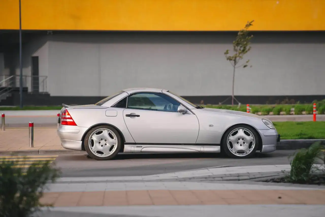 Silberner Mercedes SLK mit auff&auml;lligen Felgen. Ein Klassiker, der zeigt, welche Autos steigen im Wert.