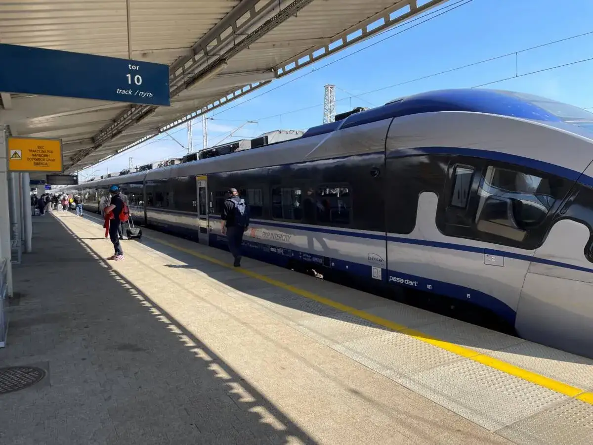 PKP Bydgoszcz przyjazdy. Pasażerowie czekają na pociąg PKP Intercity na peronie 10.