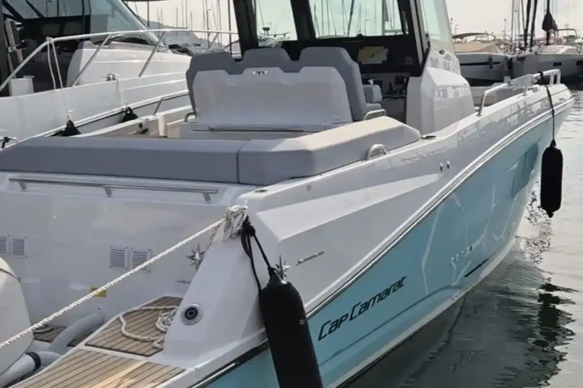 Un bateau Cap Camarat avec une coque blanche et un liser&eacute; bleu clair. Le choix couleur coque bateau est &eacute;l&eacute;gant et moderne.